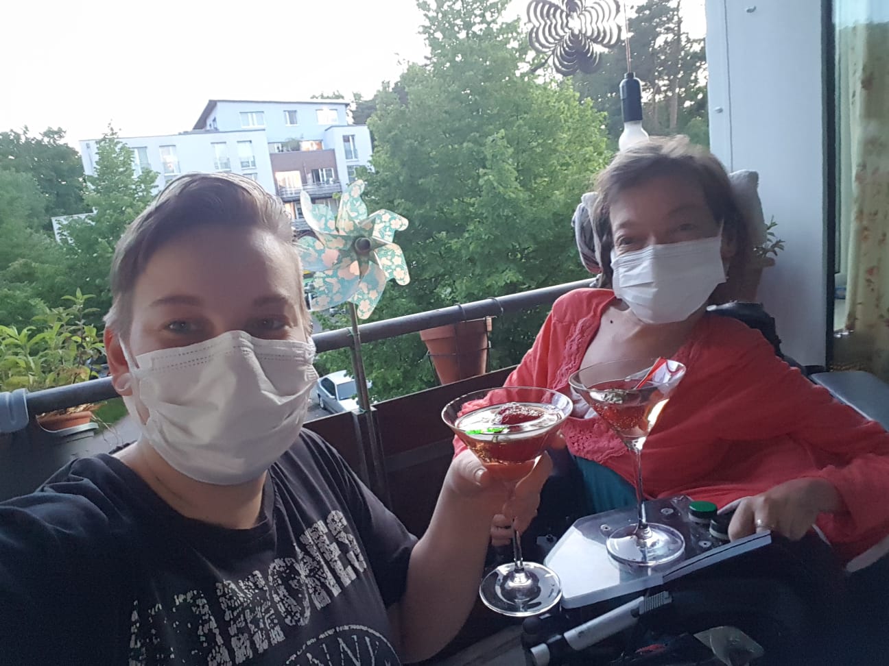Meine Pflegerin und ich auf dem Balkon